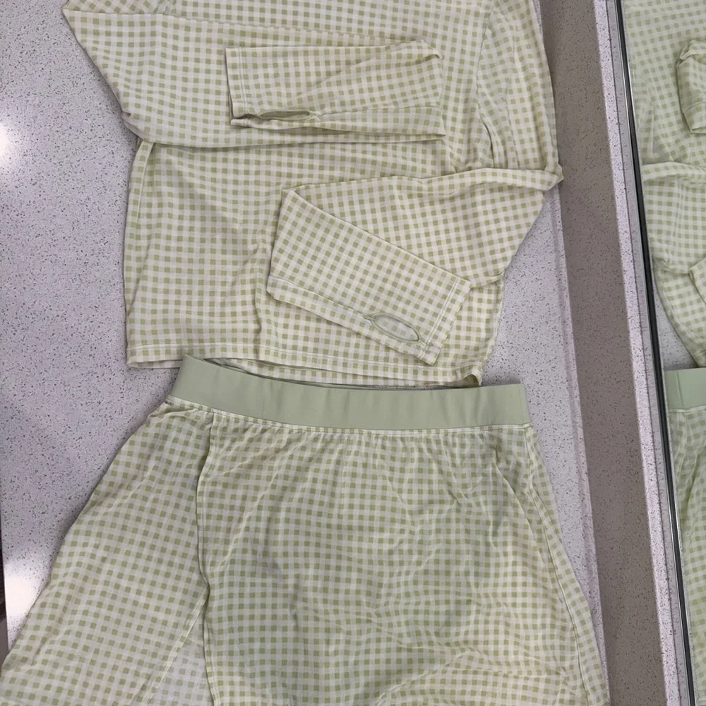 ALO Yoga women’s Athletic set in Light Green Gingham